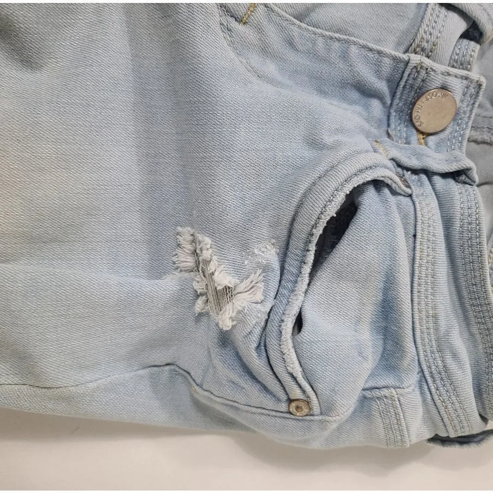 Almost Famous Mid Rise Capris - Picture 3 of 5
